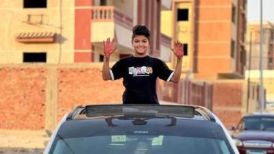 اللهم بارك..محمد أسامه صاحب "الغزالة رايقة "يحتفل بشراء أول سياره له