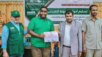 "سلمان للإغاثة" يوزع أدوات المهنة للمستفيدين من مشروع دعم وتمكين الشباب والشابات