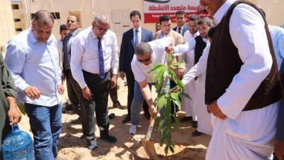 سعفان ومحافظ مطروح يشاركان في زراعة 600 شجرة في إطار مبادرة "هنجملها"