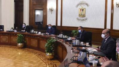 رئيس الوزراء يستعرض عددا من المشروعات الإنتاجية والصناعية المقترحة في عدة قطاعات