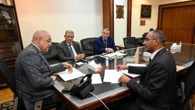 «الجزار» يستعرض موقف الخطة الاستراتيجية لتحلية مياه البحر