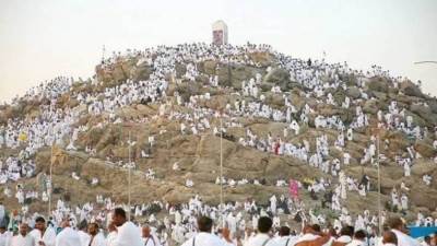 وزراة السياحة: بدء تصعيد حجاج السياحة على عرفات لتسكينهم بالمخيمات 