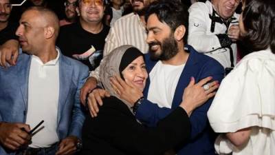تامر حسني يقبل رأس والدتة خلال العرض الخاص لفيلمة الجديد "بحبك"