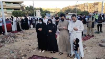 دار الأفتاء تحذر من صلاة النساء بجانب الرجال في العيد