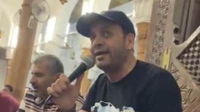 مصطفي قمر يكبر في المسجد بالمصلين في أول أيام العيد الأضحي