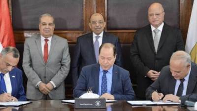 "وريز الانتاج الحربي والتنمية المحلية" يوقعان عقد اتفاق لشراء 70 أتوبيس كهربائي