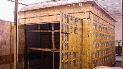 المتحف المصري الكبير يستقبل المقصورة الأولي والأكبر للملك توت عنخ آمون