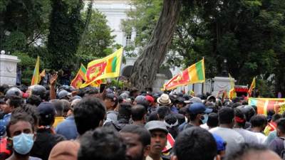 بالفيديو.. متظاهرون يضرمون النار بمنزل رئيس الوزراء السريلانكي