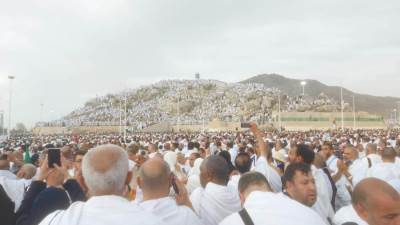 حجاج بيت الله الحرام من الجمعيات الأهلية يواصلون رمي الجمرات