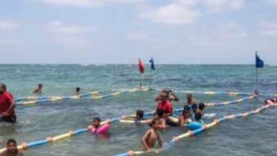 أول شاطئ للمكفوفين بالمندرة يستقبل 95 طفلا كفيفا احتفالا بالعيد