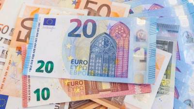 انخفاض سعر اليورو مساويًا للدولار في أول مرة منذ 20 عام 