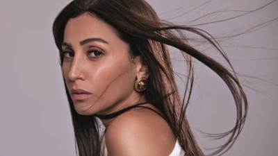 مش على راسي بطحة..دينا الشربيني ترد على اتهامها بخطف عمرو دياب من زوجته