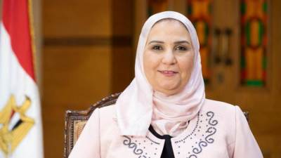 "القباج" تلتقي تقريراً بأنشطة وإنجازات حاضنات الفائقين بوحدات التضامن الاجتماعى بالجامعات المصرية