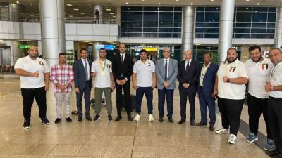 وزير الرياضة يتواصل مع بعثة السومو خلال استقبالهم الرسمى بمطار القاهرة