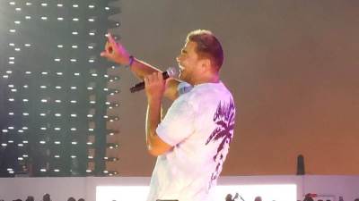 كامل العدد.. عمرو دياب يشعل حفل العلمين بالزي الابيض و100 الف جنيه