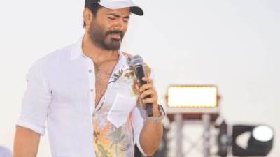 بالزي الأبيض.. تامر حسني يشعل مدينة العلمين الجديدة و يعلن موعد حفل ألبومه الجديد