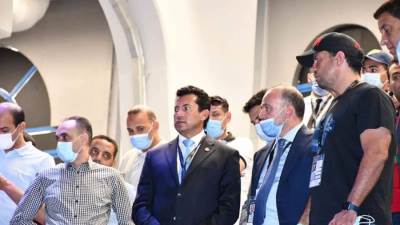 وزير الشباب يتفقد منافسات بطولة العالم للسلاح باستاد القاهرة