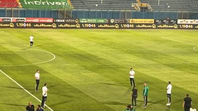 طاقم الحكام الاسباني يعاين ملعب اللقاء لمباراة الأهلي وبيراميدز