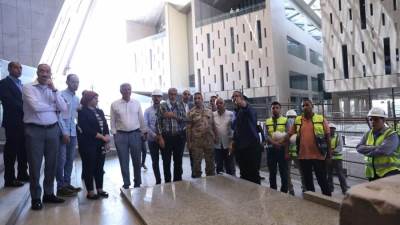 وزير السياحة يتفقد قاعات العرض الرئيسية بالمتحف المصري الكبير