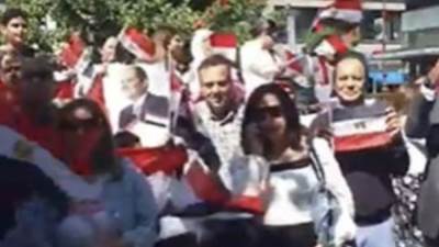 أبناء الجاليه المصرية ببرلين يستقبلوا الرئيس السيسي بأعلام مصر وهتافات تحيا مصر