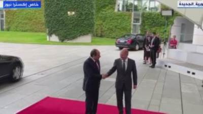 الرئيس السيسي يصل مقر المستشارية الألمانية ويلتقى أولاف شولتس