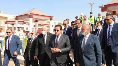 وزير التعليم العالي ورئيس جامعة مدينة السادات يفتتحان مبنى الإدارة