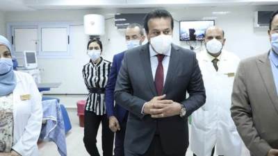 عبدالغفار يقدم أوجه الرعاية الصحية لطفلة مصابة بمرض الشلل الدماغي