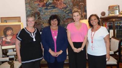 وزيرة الثقافة تتسلم الدعوة الرسمية للمشاركة في مؤتمر "إدنبرة الدولي للثقافة" باسكتلندا