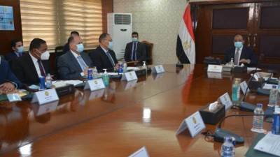 وزير التنمية المحلية يتابع مع أعضاء لجنة استرداد أراضي الدولة موقف التقنين