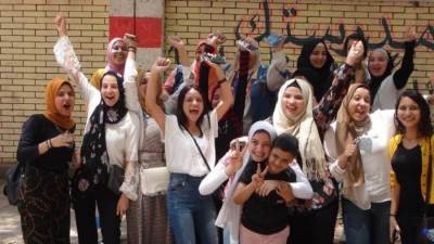 طلاب ثانوية عامة يودعون الامتحانات فى اخر يوم امتحان بالزغاريد