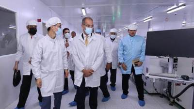 وزير الاتصالات يتفقد مصنع فيفو الجديد للهواتف الذكية