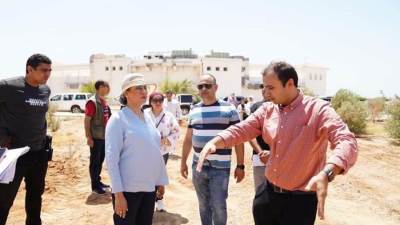 وزيرة البيئة تتفقد قاعة المؤتمرات وحديقة السلام للوقوف على سير الأعمال بهما