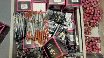 جمارك مطار برج العرب تضبط محاولة تهريب كمية من مستحضرات التجميل