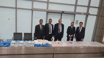 جمارك مطار القاهرة تضبط محاولة تهريب كمية من أدوات ومستلزمات جراحة الأسنان