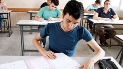 بدأ امتحانات الدور الثاني لطلاب الصفين الأول والثانى الثانوى 