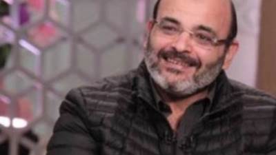 أيمن بهجت قمر في أول تعاون مع سمير العصفورى فى مسرحية "إنها حقا عائلة زى الفل"