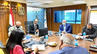 نائب وزير الإسكان للبنية الأساسية يستعرض نتائج الدراسة الاقتصادية لمحطات التحلية