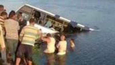 مصرع شخصين وإصابة 26 آخرين إثر إنقلاب أتوبيس بترعة المريوطية