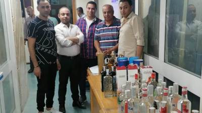 مكافحة التهرب الجمركي بالقاهرة تضبط عدد من زجاجات المشروبات الكحولية