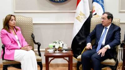 "الملا" يعقد جلسة مباحثات ثنائية مع مفوضة الطاقة والبنية التحتية بالاتحاد الأفريقى