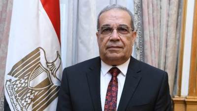 وزير الإنتاج الحربي يتفقد خط إنتاج الذخيرة (9مم)