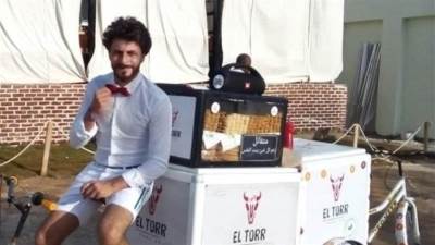 محبو بائع الفريسكا الشهير يشيعونه إلى مثواه الأخير