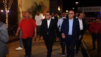 بالصور.. رئيس الوزراء يقوم بجولة ليلية لتفقد المنطقة الترفيهية بالعلمين الجديدة 