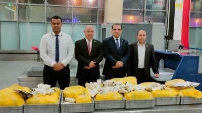 جمارك مطار برج العرب تضبط محاولة تهريب كمية من المستلزمات الطبية