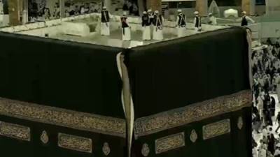 شئون الحرمين الشريفين ترفع كسوة الكعبة المشرفة لاستبدالها بعد موسم الحج