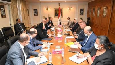 وزيرا قطاع الأعمال والتجارة والصناعة يبحثان منظومة تداول الأقطان للموسم الجديد 