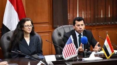 وزير الرياضة والقائم بأعمال السفارة الأمريكية يلتقون المشاركين فى برنامج "Nation Builders"