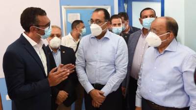 مدبولي يتفقد العيادات الثابتة بالمدرسة الثانوية التجارية بالبحيرة