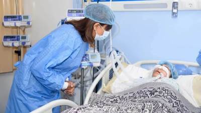 وزيرة الهجرة تزور الطفل "ياسين حسام" بمعهد الأورام 