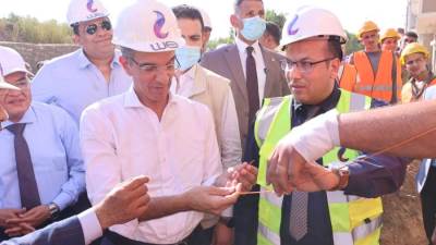 وزير الاتصالات يتفقد مد الكابلات الضوئية بقرية معصرة ملوى ويفتتح مكتبين للبريد